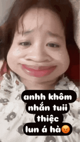 a woman is making a funny face with the words anh khom nhan tuii thiec lun a ha