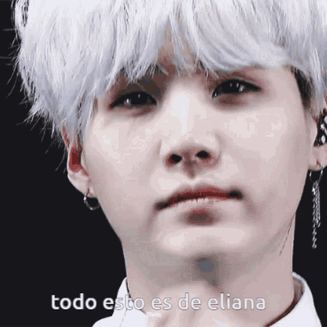 a close up of a person 's face with the words todo esto es de eliana written below it