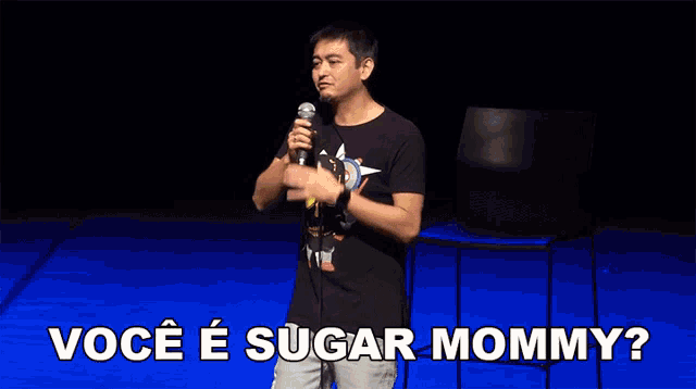 a man holding a microphone with the words você e sugar mommy written below him