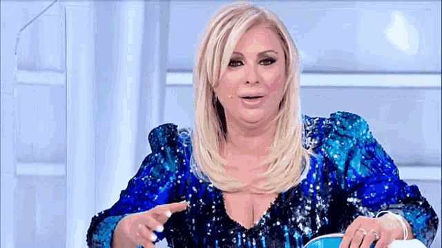 Tina Cipollari Uomini E Donne GIF - Tina Cipollari Uomini E Donne Tina GIFs