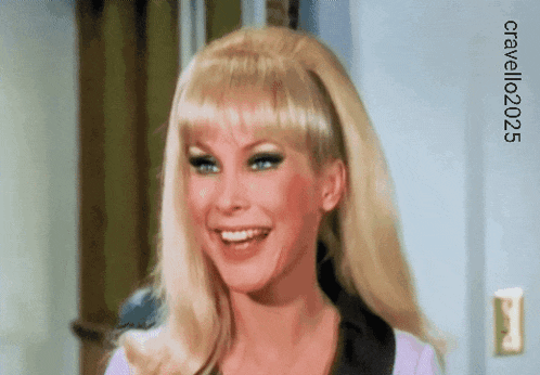 a woman with blonde hair and blue eyes smiles in front of a sign that says cratonio2025