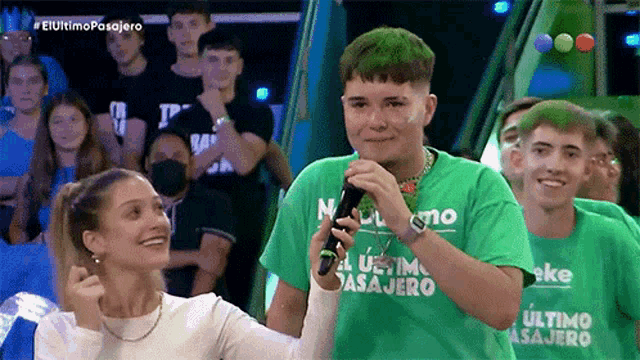 a man in a green shirt that says el ultimo pasajero