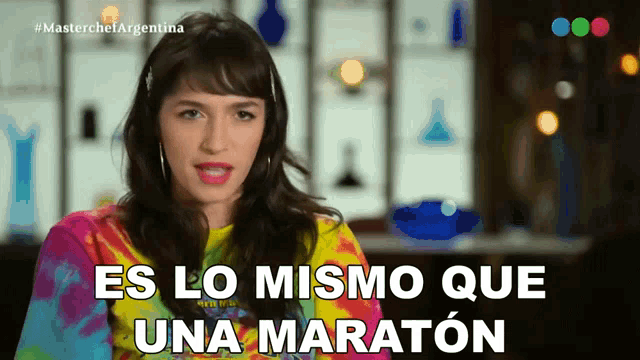 a woman wearing a colorful tie dye shirt says es lo mismo que una maraton