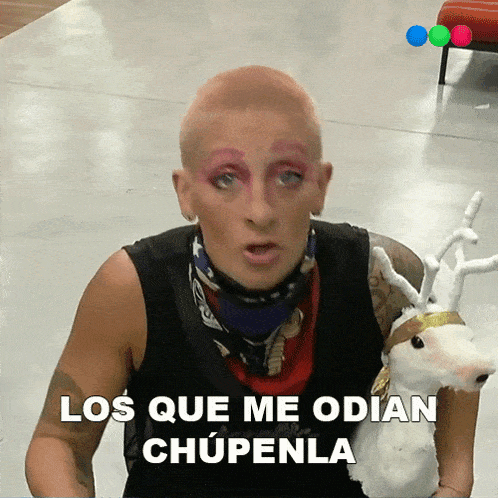 a woman is holding a stuffed reindeer and says los que me odian chupena