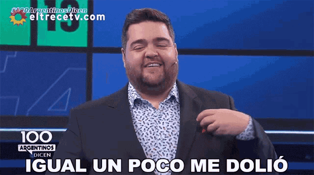 a man in a suit says " igual un poco me dolio "
