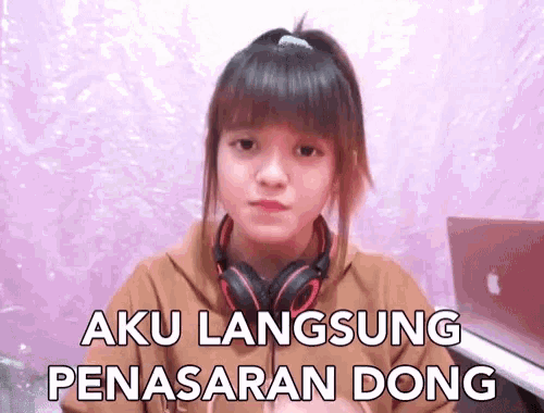 a girl wearing headphones has the words aku langsung penasaran dong written below her