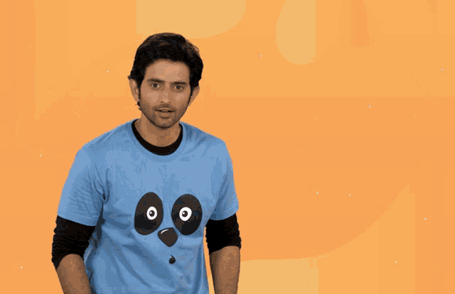a man wearing a blue shirt points to a speech bubble that says hi on it