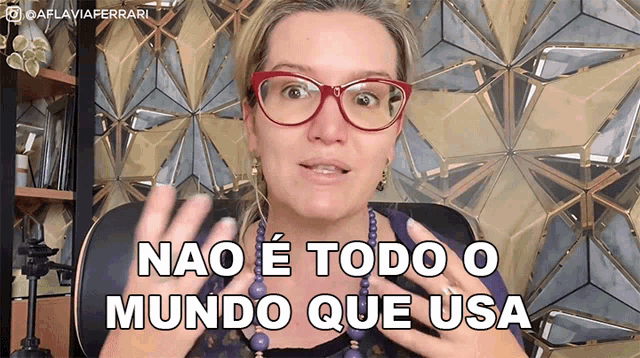 a woman wearing red glasses and a purple necklace says nao e todo o mundo que usa