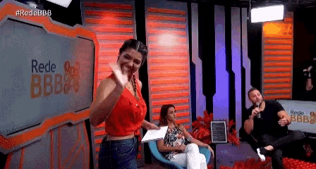 a woman is standing in front of a screen that says rede