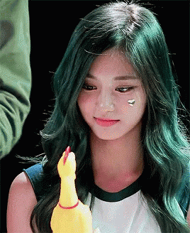 쯔위 쳐다보기 응시 쳐다봄 장난감 닭 인형 녹색머리 트와이스 GIF - Tzuyu Stare Staring GIFs