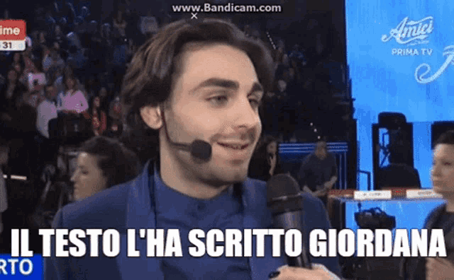 a man wearing a microphone with the words il testo l ' ha scritto giordana above him