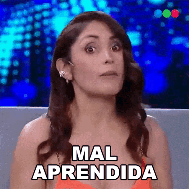 a woman sitting on a couch with the words mal aprendida written on her face