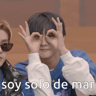 a man making a funny face with the words soy solo de mar