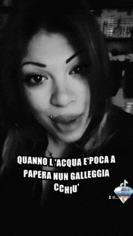 a black and white photo of a woman with the caption " quando l'acqua epoca a papera nun galleggia cchiu