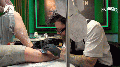Leg Tattoo Tattoo Artist GIF - Leg Tattoo Tattoo Artist Tattoo Session GIFs