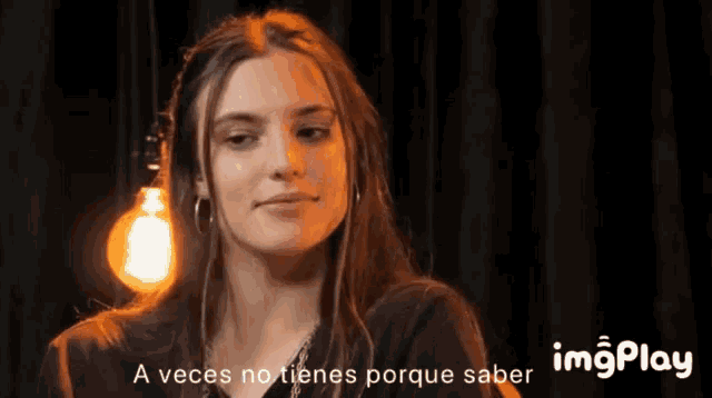 a woman with a light bulb behind her and the words a veces no tienes porque saber below her