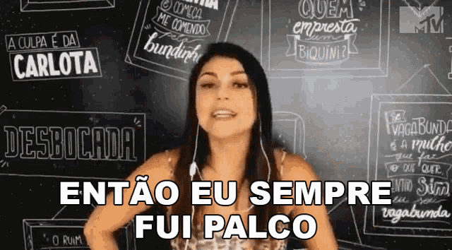 a woman stands in front of a chalkboard with the words " entao eu sempre fui palco " on it