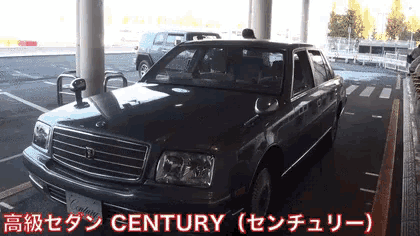 a century car is parked in a parking lot in a foreign language