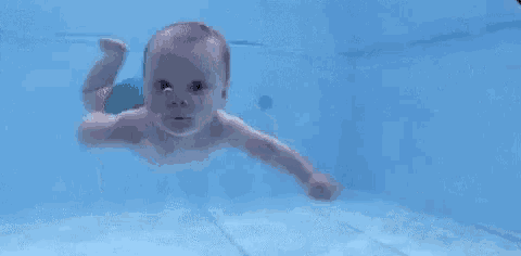 a baby is swimming underwater in a pool with the words so nuotare written on the bottom