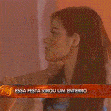 a group of people standing on a stage in front of a banner that says essa festa virou um enterro