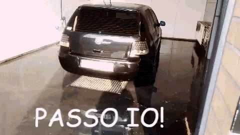 a car is parked in a garage with the words passo io written on the bottom