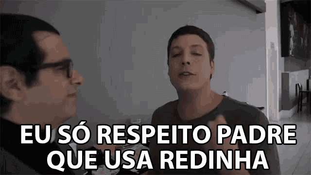 a man talking to another man with the words eu so respeito padre que usa redinha on the bottom