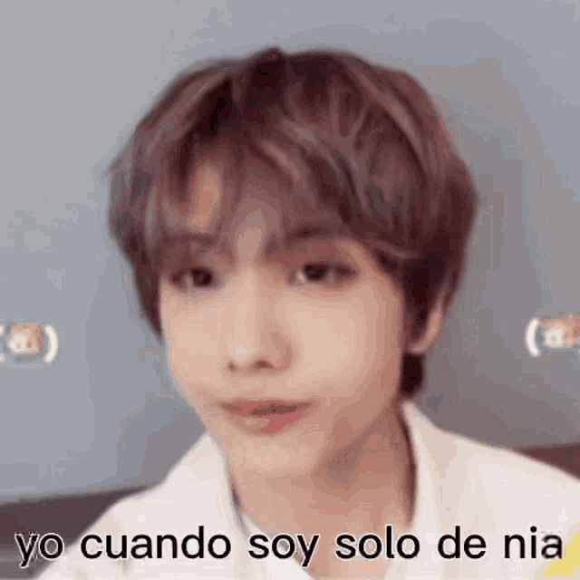 a close up of a person 's face with the words `` yo cuando soy solo de nia '' written next to it .