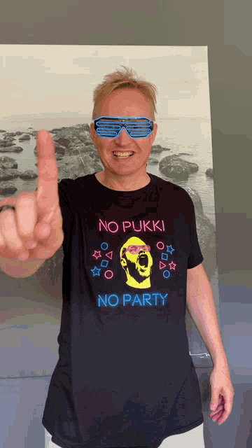 a man wearing a t-shirt that says no pukki no party