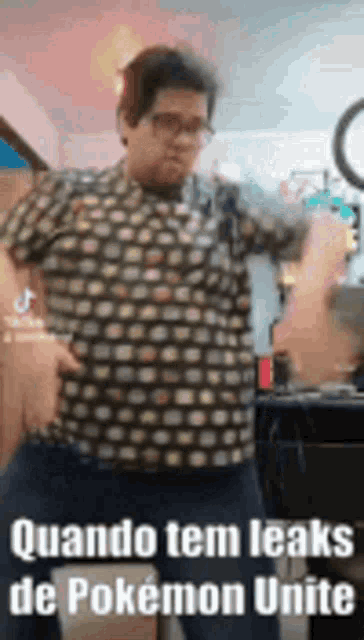 a man is dancing in a room with the words `` quando tem leaks de pokemon unite '' .