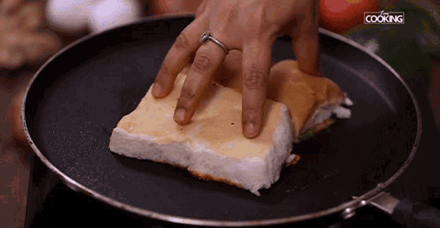 Toasted Bread Homecookingshow GIF - Toasted Bread Homecookingshow Crispy Bread GIFs