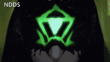 a person with a green mask on their face and the words existe apenas on the bottom right