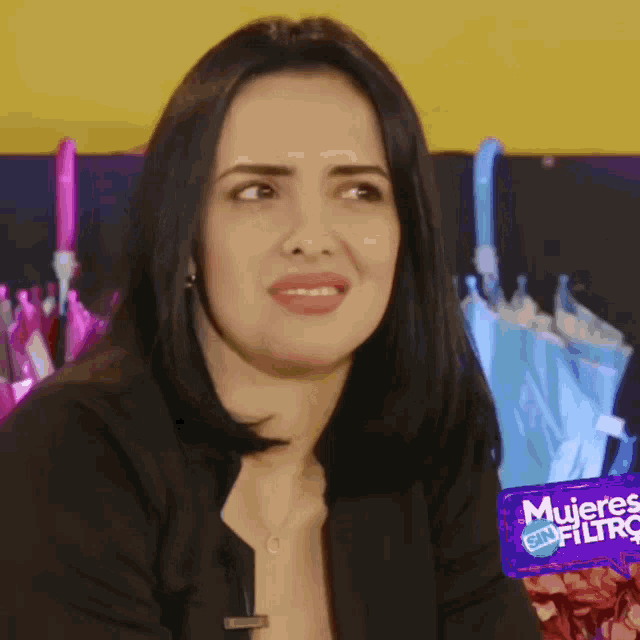a woman with a speech bubble that says mujer con filtros