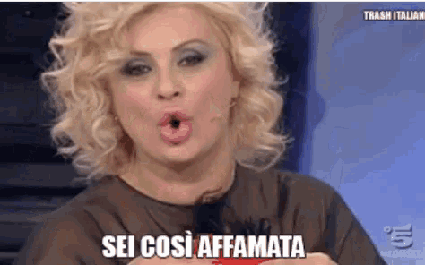 a woman with blonde hair is making a funny face and the words sei così affamata are above her