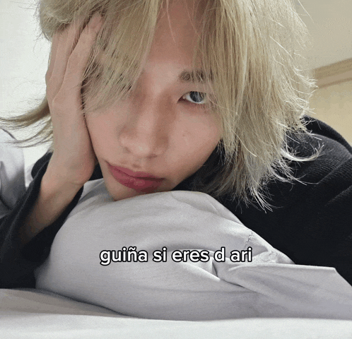 a man laying on a bed with a caption that says guiana si eres d ari