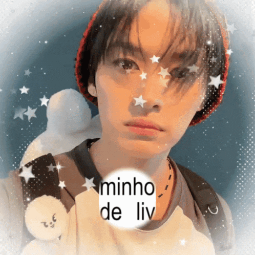 a boy with the name minho de liv written on his shirt