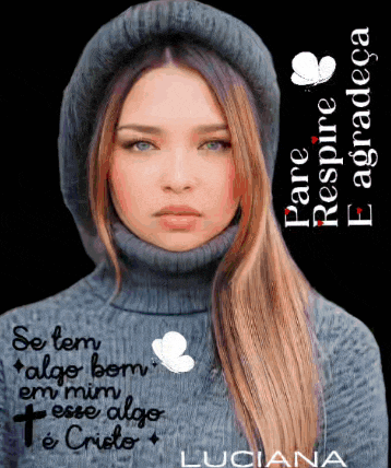 a woman wearing a turtleneck sweater and a hat with the words pare respire e agradeca written on it