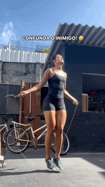 a woman jumping a jump rope with the words " confunda o inimigo " below her