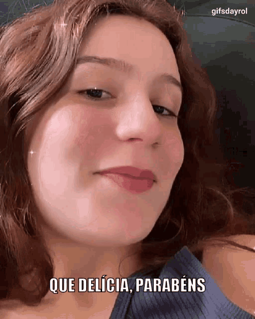 a close up of a woman 's face with the words que delicia parabens written on the bottom