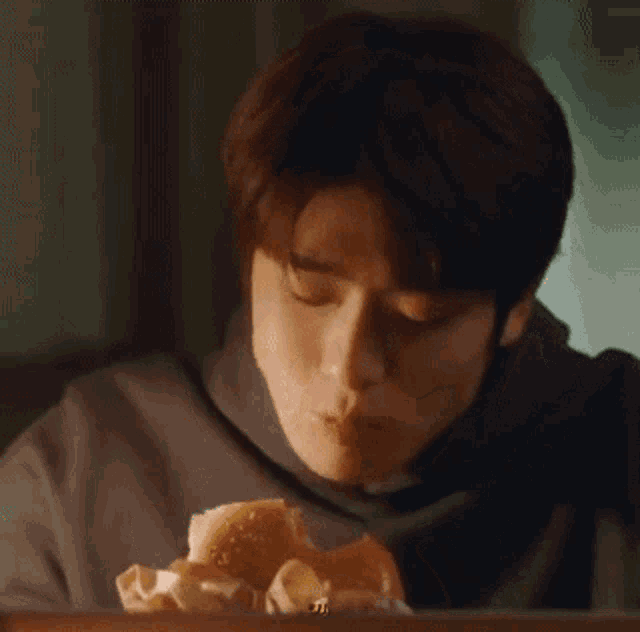 Yestodays Jaehyun Burger GIF - Yestodays Jaehyun Burger Jaehyun Eating GIFs