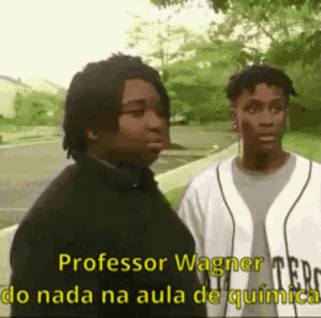 two men standing next to each other with the words professor wagner do nada na aula de quimica written on the bottom