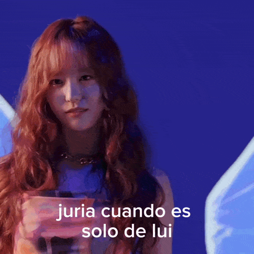 a woman with red hair is standing in front of a blue background with the words juria cuando es solo de lui