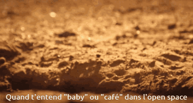 a blurred image with the words quand t'entend " baby " ou " cafe " dans l' open space below it