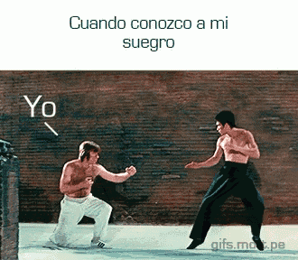 a gif of two men fighting with the caption cuando conozco a mi suero