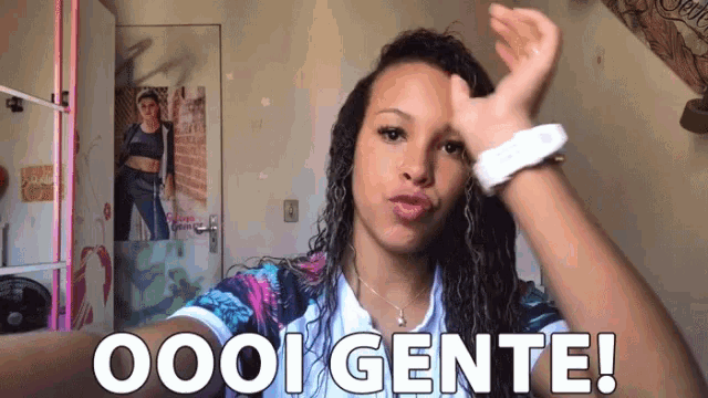 a girl taking a selfie with the words oooi gente written on her face