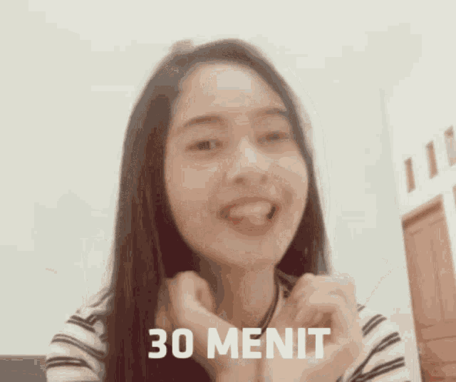 a girl is smiling and says 30 menit on the bottom