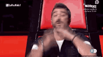 a man sitting in a chair with the words lavozkids1 on the top