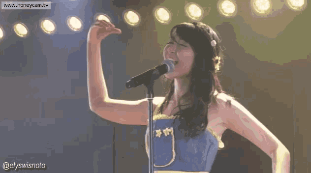 a woman singing into a microphone with the website www.honeycam.tv in the corner