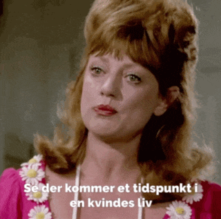 a woman wearing a pink dress with daisies on it says se der kommer et tidpunkt i en kvindes liv
