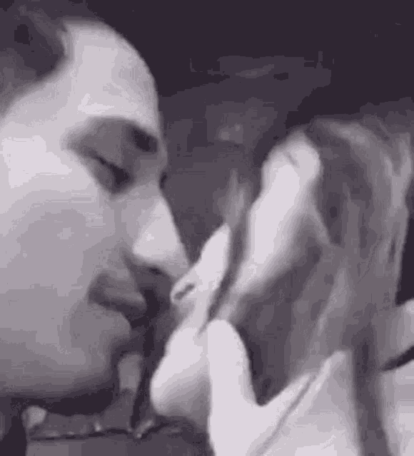 Giandaran Kiss GIF - Giandaran Kiss Couple GIFs