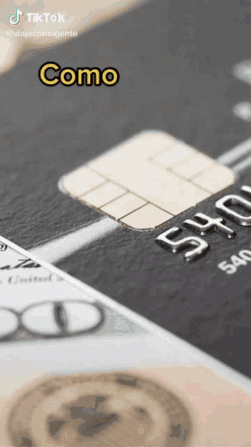 a close up of a credit card with the words como on it
